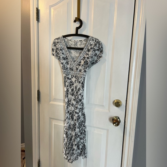 Summery B&W floral, v-neck flowy skirt. Below knee. EU 40. Bought in Paris! - Picture 2 of 4